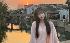 女优挑战与鲨共舞遭咬